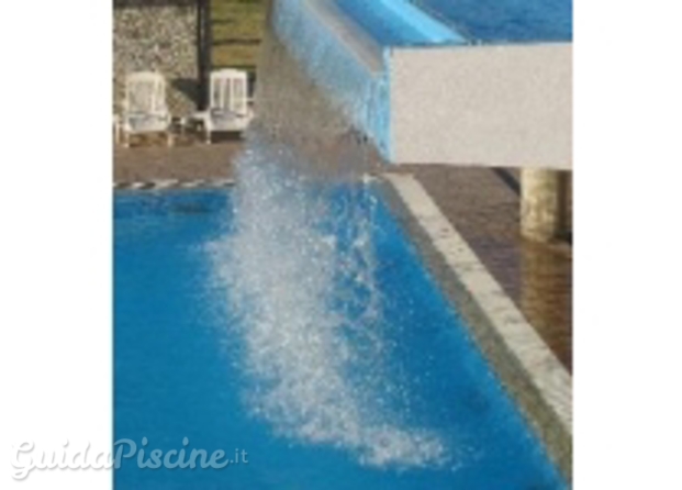 Piscina con cascata