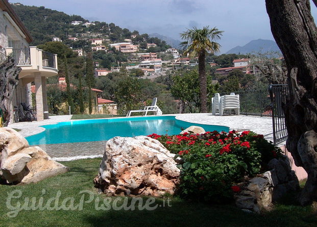 Roquebrune piscina sfioro parziale