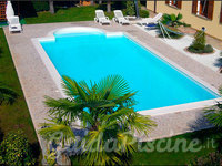 Piscina classica con rivestimento color bianco