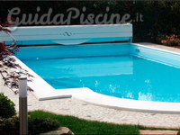 piscina interrata a skimmer con tapprella a banco