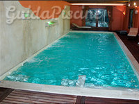 piscina interna con idromassaggio