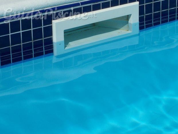 Piscina a skimmer con bordo ceramic