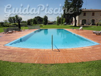 Piscina in mosaico con sfioro a fessura