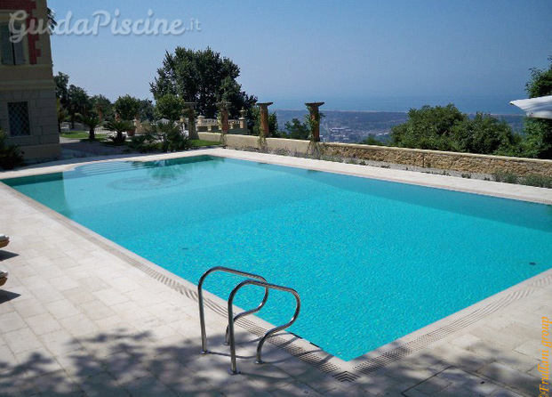 Piscina a Pietrasanta (LU)