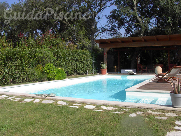 Piscina rettangolare con scala esterna