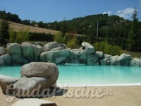 Piscina bordo sfioratore in versione naturale