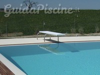 Piscina rettangolare con zona tuffi