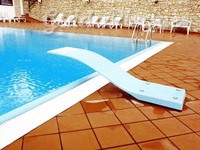 Piscina con trampolino per zona tuffi