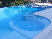 Piscina con zona relax