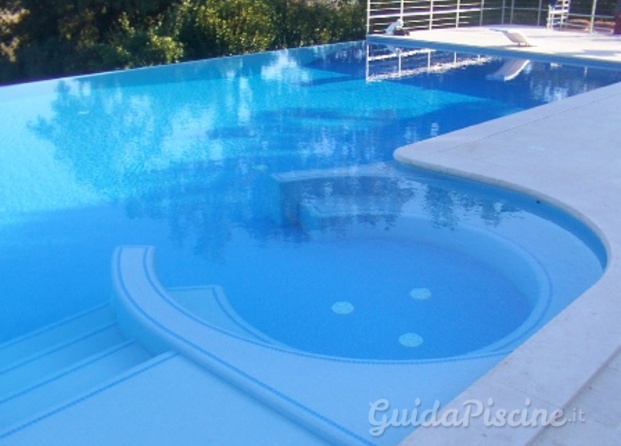 Piscina con zona relax