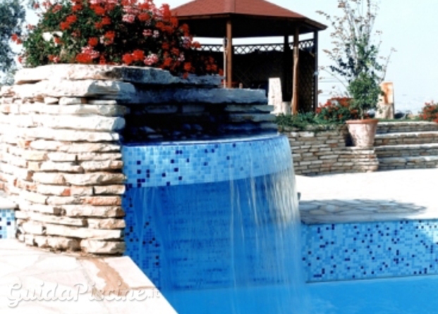 Piscina con cascata