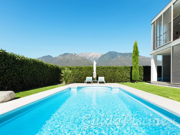 Piscina a skimmer con scala romana