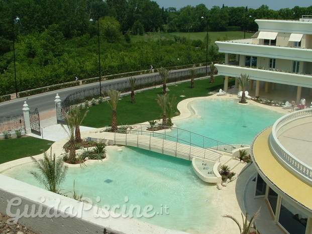 piscina scenografica spiaggia hotel