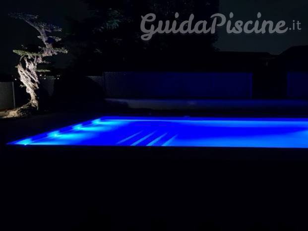 piscina a gradoni illuminata 