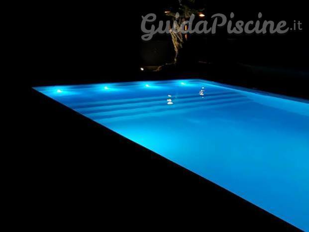 Piscina a gradoni illuminata 2