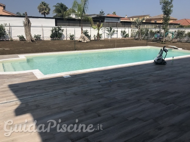 Piscina con skimmer sfioratori