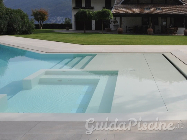 Scala ingresso piscina con spiaggetta