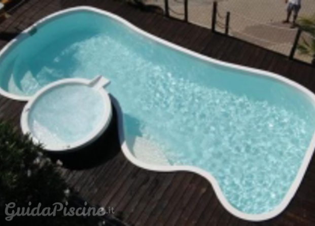 Piscina con jacuzzi