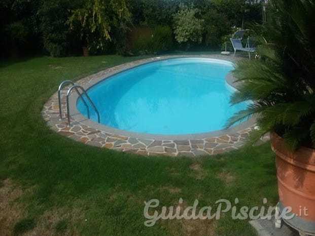 Piscina forma libera in giardino 