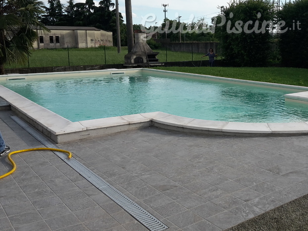 Piscina rettangolare con scala romana