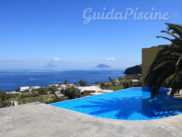 PISCINA CON CASCATA