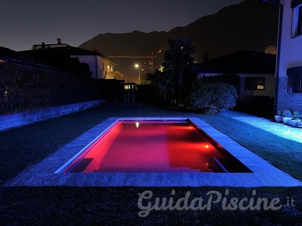 Piscina in vetroresina color granito, copertura rolladen/tapparella, illuminazione Led