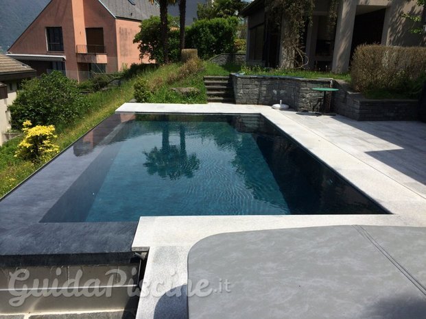 Piscina con rivestimento e sfioro laterale, vasca Spa idromassaggio dopo ristrutturazione