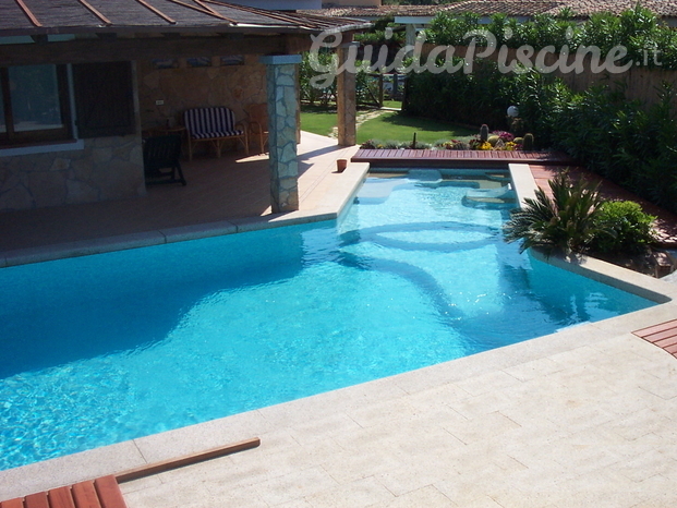 Piscina in cemento armato a skimmer tipo D-Wall