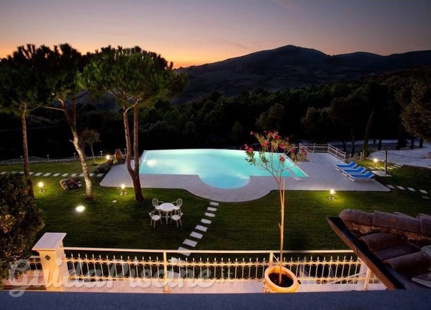 Piscina con sfioro a cascata