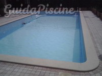 Piscina esterna con scala alla romana