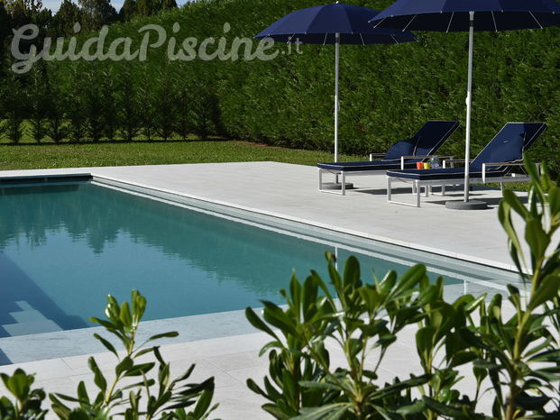 Piscina monoblocco garantita a vita con bordo e solarium in gres porcellanato