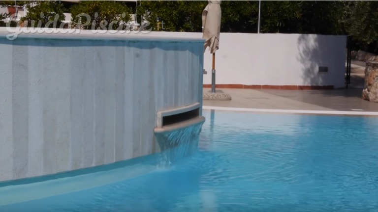 Piscina in cemento con bordo sfioro