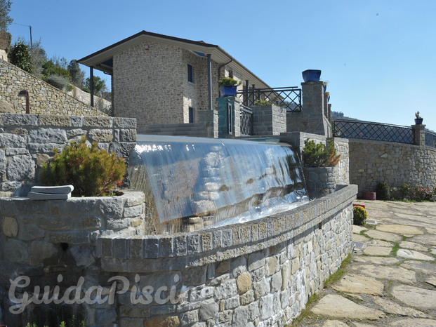 piscina a sfioro con cascata