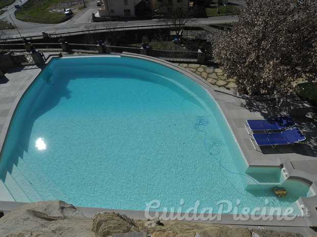 piscina a sfioro con cascata