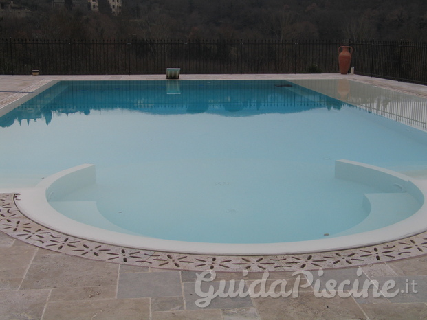 piscina a sfioro con idromassaggio