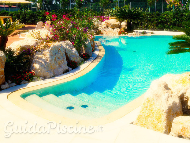 Piscina a forma libera bordo sfioro