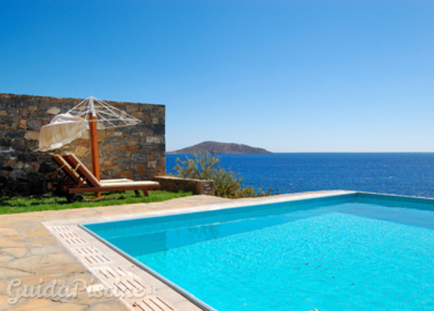 Piscina con vista mare