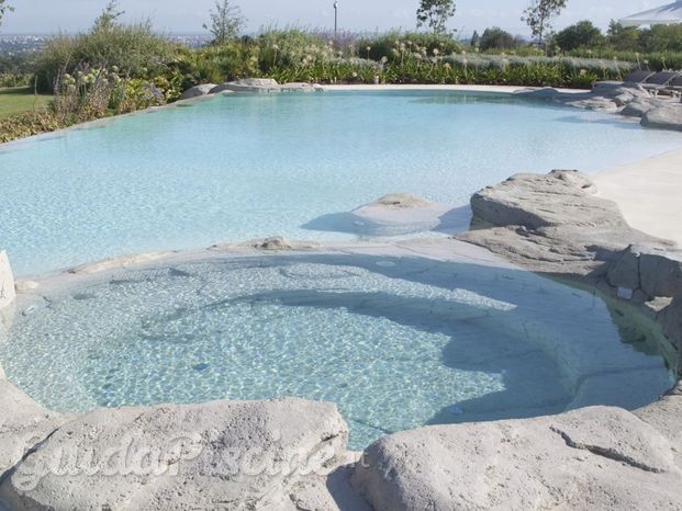 Piscina naturale stile laghetto.