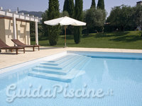 Piscina privata rivestita in mosaico ceramico